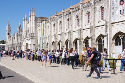 cola en viernes santo para entrar a los jerónimos.