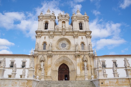 Fachada de la iglesia del monasterio de Alcobaza