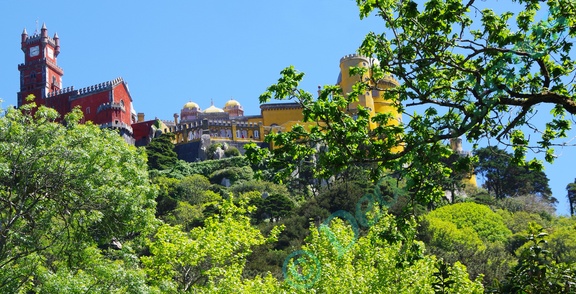 Palacio de Pena visto de la entrada a su parque