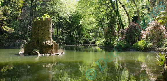 lago en los jardines del palacio de Pena